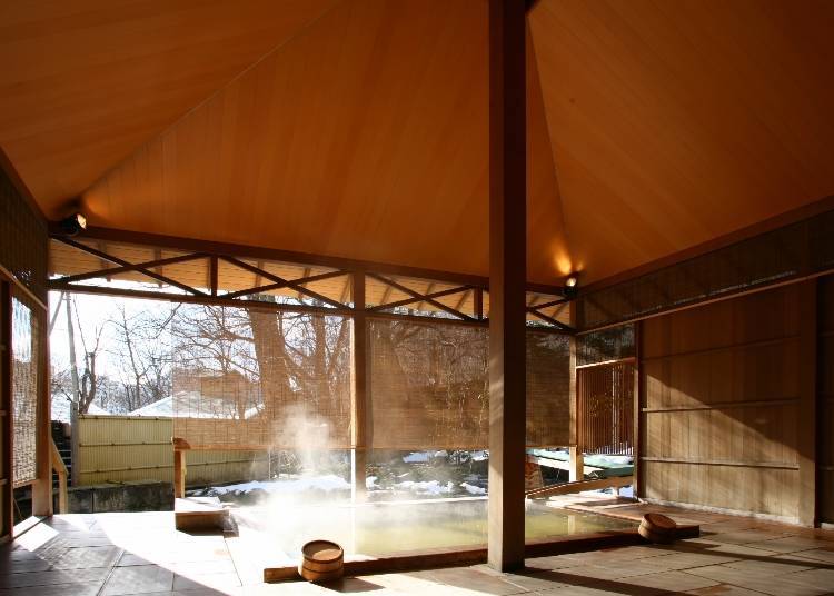 The outdoor bath is made from Japanese cypress. The water temperature can be set to between 38 ~ 42 degrees Celsius, so you can adjust it to your comfort (Photo provided by: Jozankei Daiichi Hotel Suizantei)