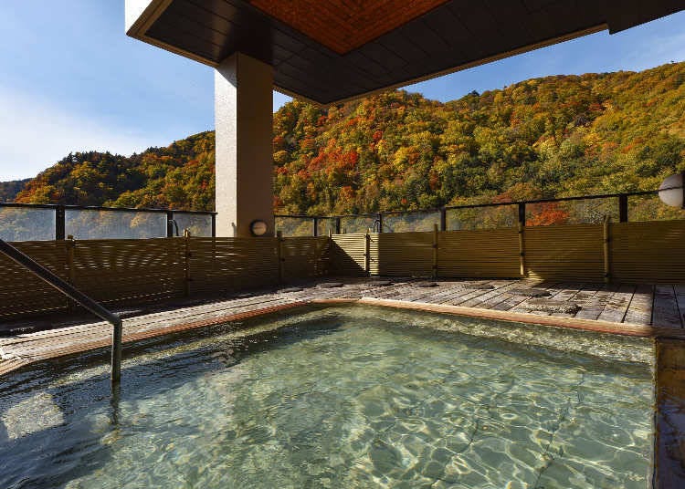 An open-air bath with exhilarating views of the mountains (Photo provided by: Hana Momiji)