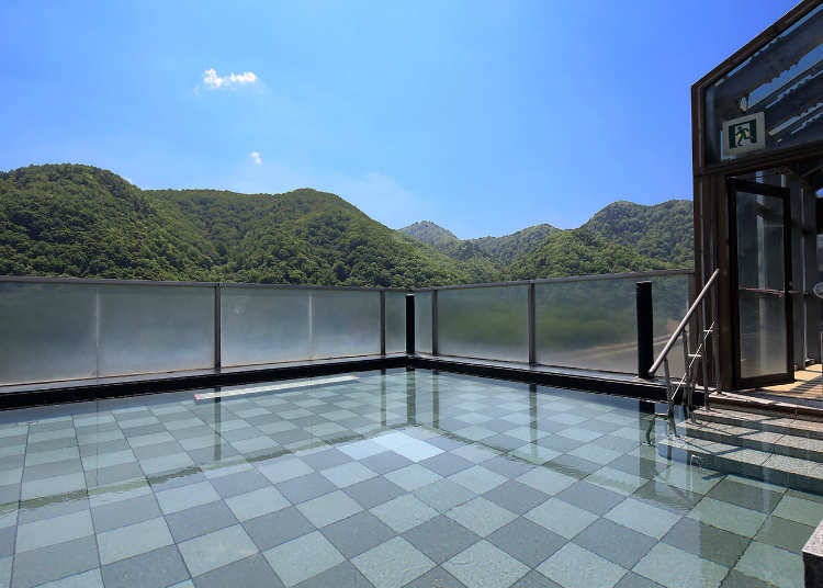 Upon entering the "Hoshizora" bathhouse, a view of the surrounding mountain range spreads before you. (Photo provided by: Jozankei View Hotel)