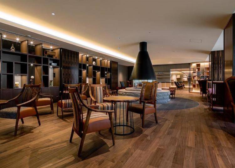 The lounge is a harmonious blend of Japanese and Western décor. Depending on the time, it offers manju and tea or cakes and coffee. (Photo provided by: Booking.com)