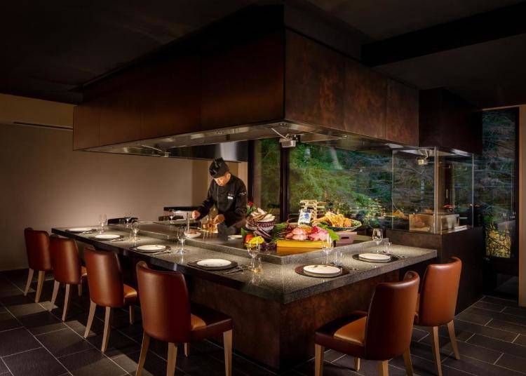 Chefs prepare meals right in front of you in the teppanyaki room. (Photo provided by: Booking.com)