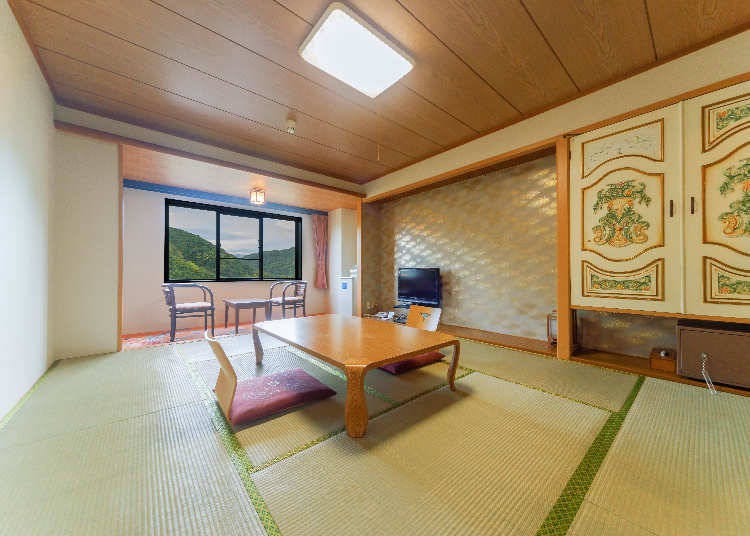 Japanese-style rooms in the main building have a pleasant aroma of tatami mats. These rooms fit two to ten guests. (Photo provided by: Jozankei View Hotel)