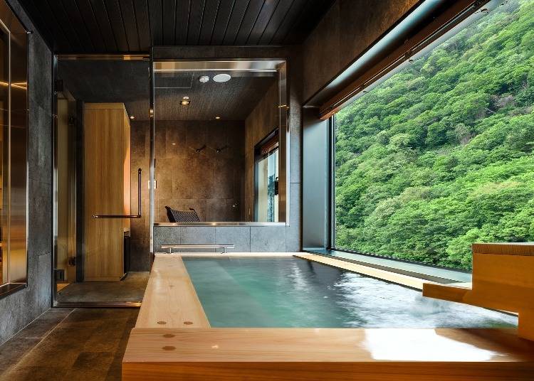 The premium suite’s open-air hot spring. Enjoy a soak in a bath that offers beautiful scenery throughout each season. (Photo provided by: Hana Momiji)