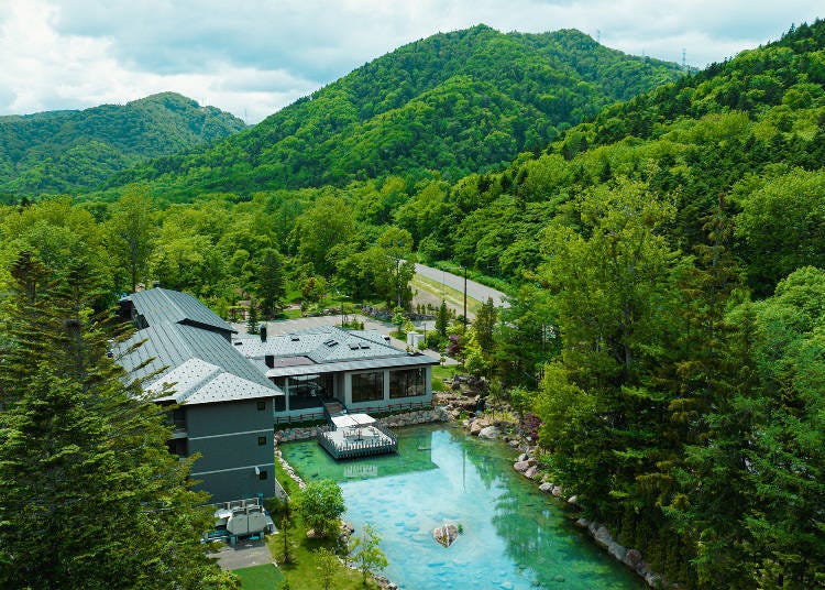 An inn completely surrounded by nature. (Photo provided by: Okujozankei Onsen Kasho Gyoen)