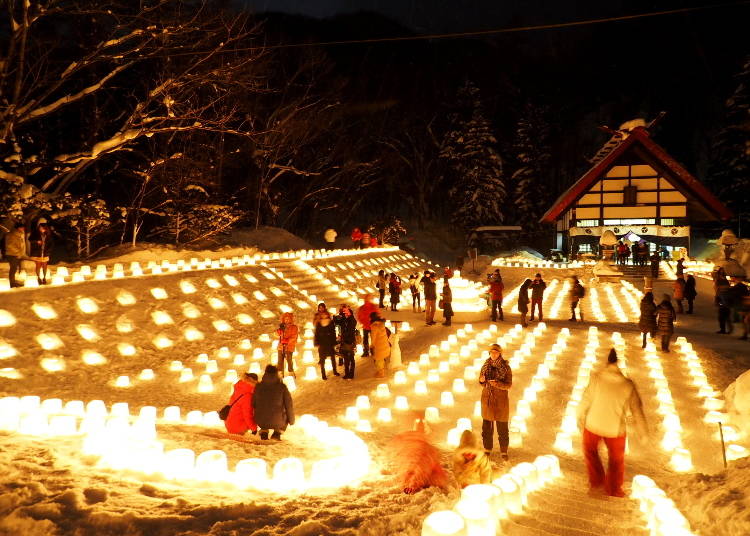真冬の「定山渓神社」に、地元住民が作ったスノーキャンドルを無数に並べ火を灯すイベント「雪灯路」。毎年2月上旬頃に行われます