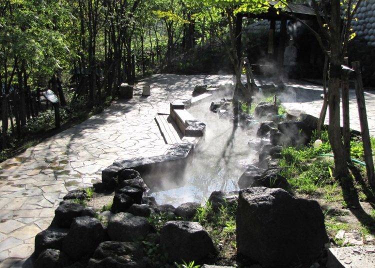 定山源泉公園の足湯。一度に10人程度が利用してもゆとりがあります