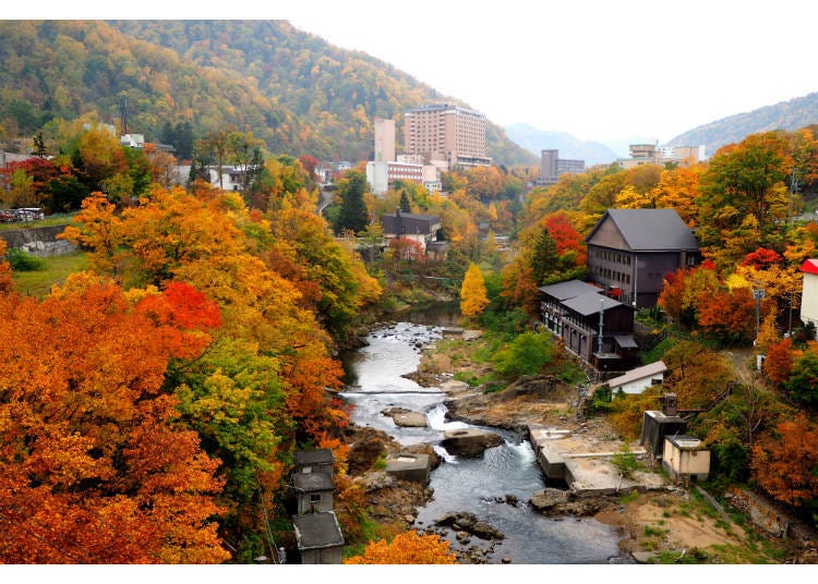 ▲秋天的定山溪温泉街。往年的枫红时期为10月上~10月中(照片提供：定山溪观光协会)