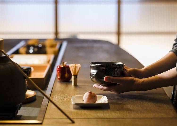 使用燒水茶釜跟茶器製作日本傳統抹茶（圖片提供：哈娜末米吉日式旅館）
