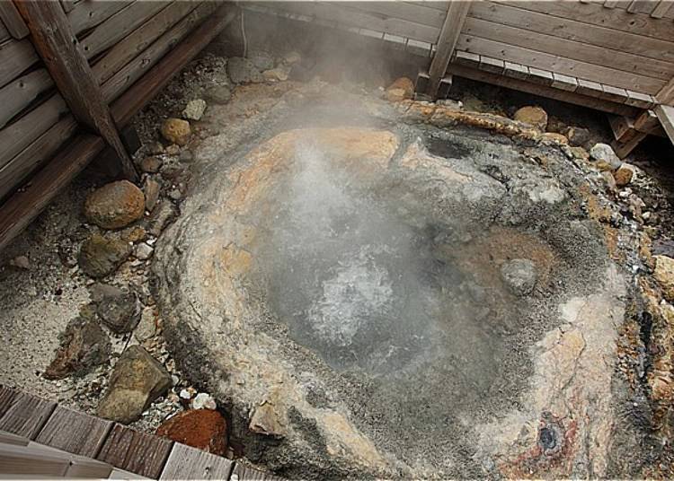 ▲ At 2-3 meters diameter, it has the appearance of a small pond, but is actually a geyser from which the hot springs gush forth.