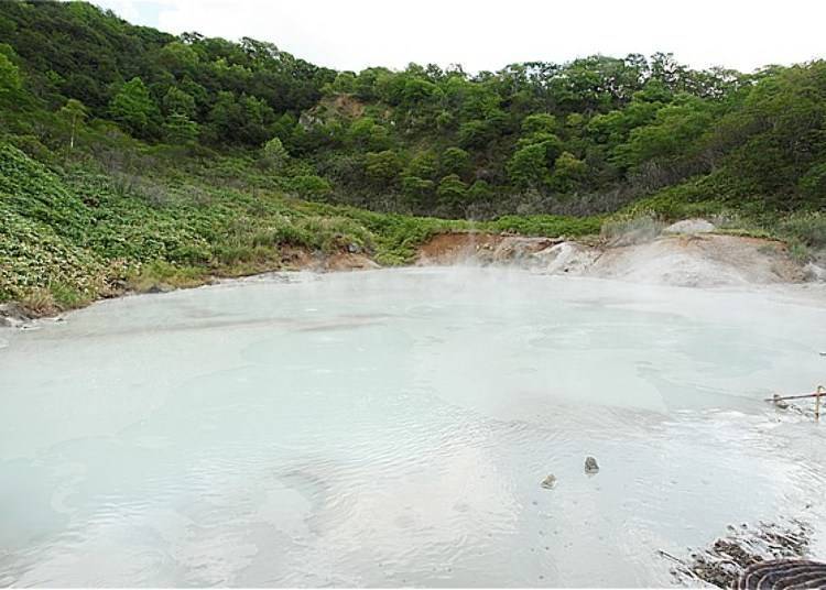 ▲An abundant amount of sulfur comes out from the bottom of the Okunoyu. The surface temperature ranges from 60 to 70 degrees Celsius, and can reaches as high as 110 degrees at its deepest point!