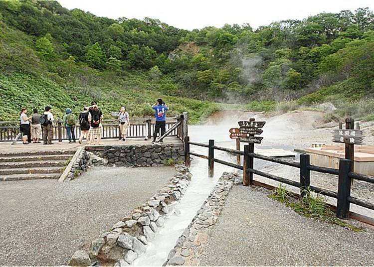 ▲The water from Okunoyu flows as far as Oyunuma, which is 100 meters away.