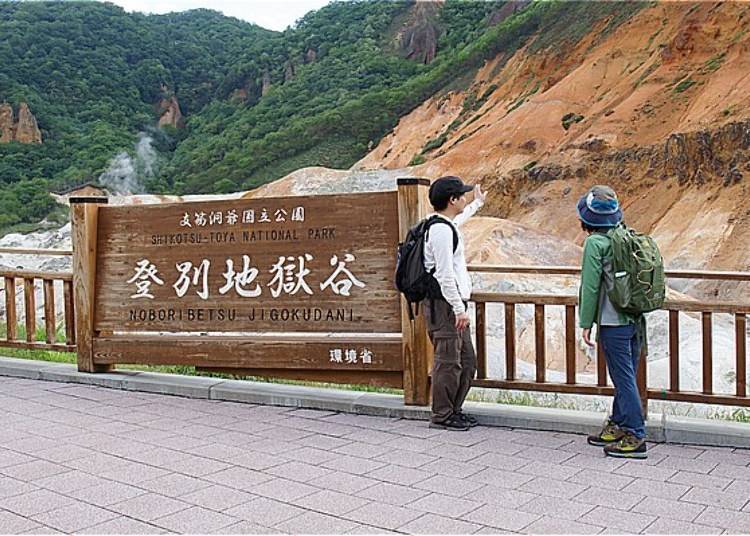 一邊看著壯觀景色一邊拍照，並聽著小林導遊為我們解說。