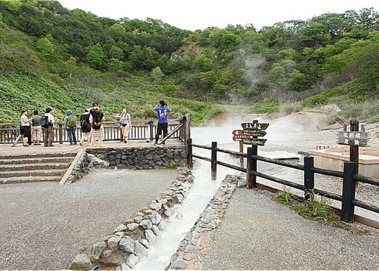 從「奧之湯」流出的溫泉會在100公尺前方處注入到「大湯沼」裡。
