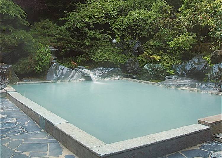 Both men and women can enjoy both the outdoor and indoor sulfur spring baths. In this one you can lie back in it or have the spring water pour down over your shoulders (Photo: Dai-ichi Takimotokan)