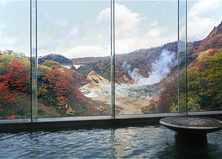 Hell’s Valley outside the windows. The view changes with each of the four seasons (Photo: Dai-ichi Takimotokan)