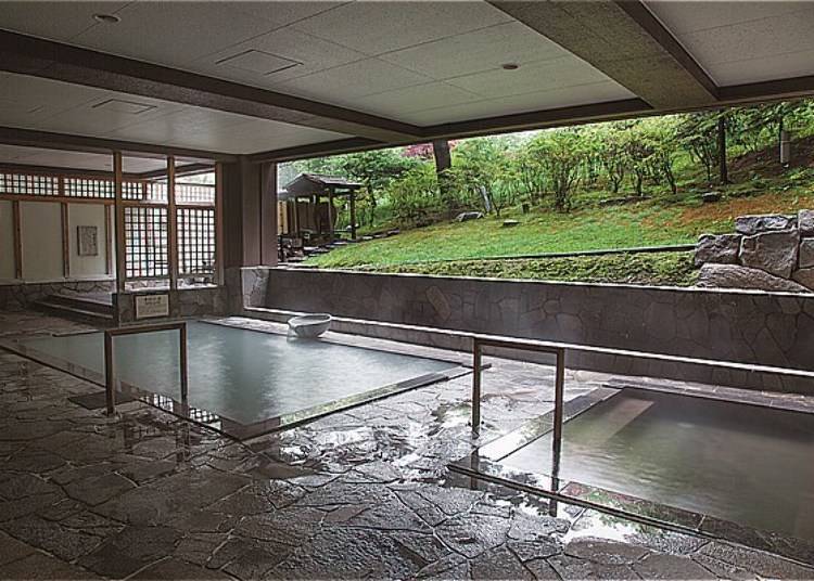 Two open-air baths having different mineral compositions. Enjoy both! (Photo: Dai-ichi Takimotokan)
