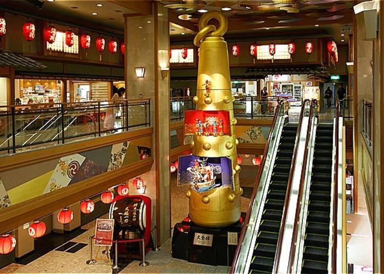The Oni no Daikanabo is an automaton clock sitting in the middle of the stairwell and several times at night and in the morning on the hour an automated puppet show takes place