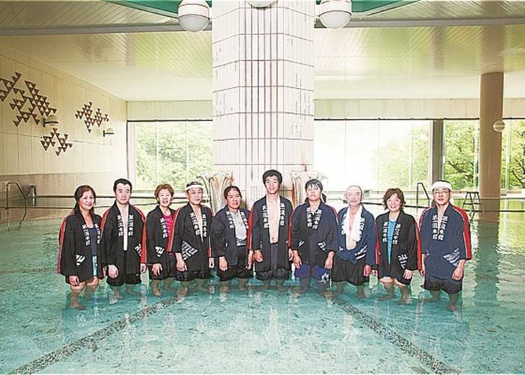 대지에서 나오는 "살아있는 물”을 신선하게 깨끗한 욕조로 옮기는 유모리 여러분. 현재 아루키마치 씨를 포함해 12명의 유모리가 다이이치 타키모토칸의 물을 지키고 있다(사진제공:다이이치 타키모토칸)