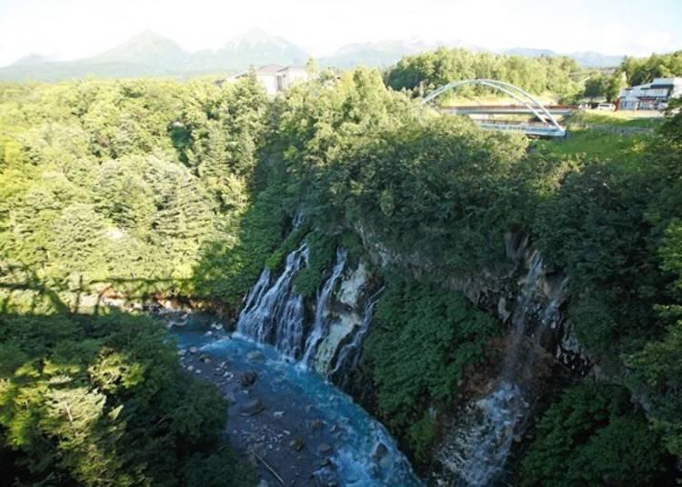 ▲Behind the Shirogane Hot Spring area, Shirahige Waterfall flows into Biei River