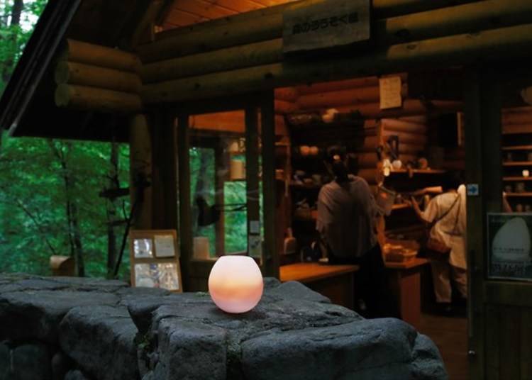 ▲We placed a candle in it and lit it in front of Mori no Rosokuya. It is quite pretty!