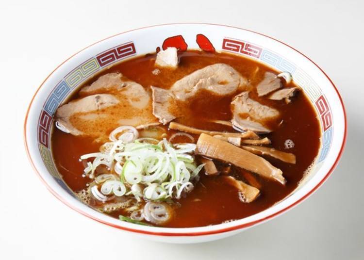 ▲ Soy sauce ramen of Hachiya. A distinguishing feature of this ramen is all the fat on the surface that keep this dish nice and hot.