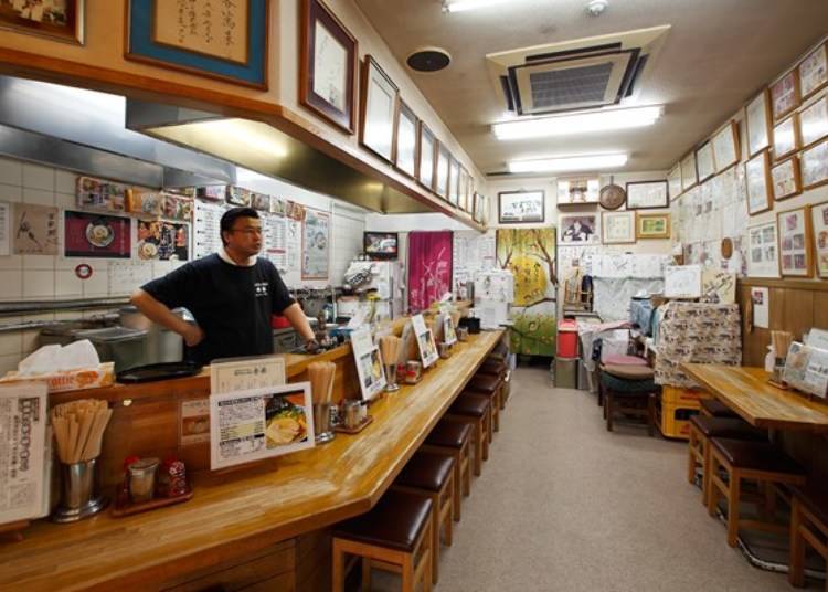 ▲ The inside of this store is a simple set up with counter seating surrounding the kitchen, and one small table seat on the opposite side.