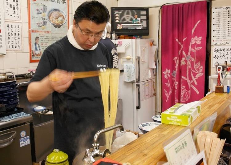 ▲ He prepares the dish keeping a close eye on the temperature. Just look at his focus!