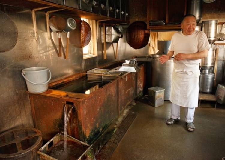 ▲ Here we see the tank used behind the store. Water is constantly poured in to cool the soup. Mineral water is used as it contains many nutrients and improves the flavor of the soup