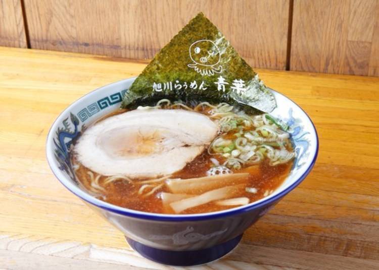 「旭川拉面青叶」的正油拉面（含税750日元）。在大片的烤海苔上印着的旭川拉面青叶的文字和章鱼插图便是注册商标。