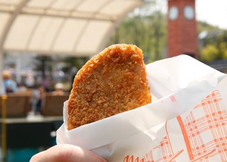 에조시카이리 멘치카츠 350엔(세금 포함). 냄새 등은 전혀 없고 육즙이 풍부한 맛이다