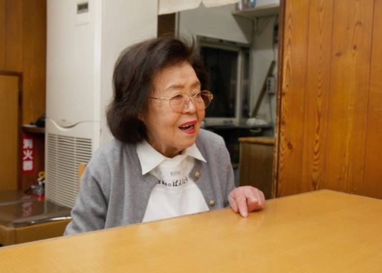 Here we spoke with descendant Sachiko Abe who still works in the shop greeting the customers.