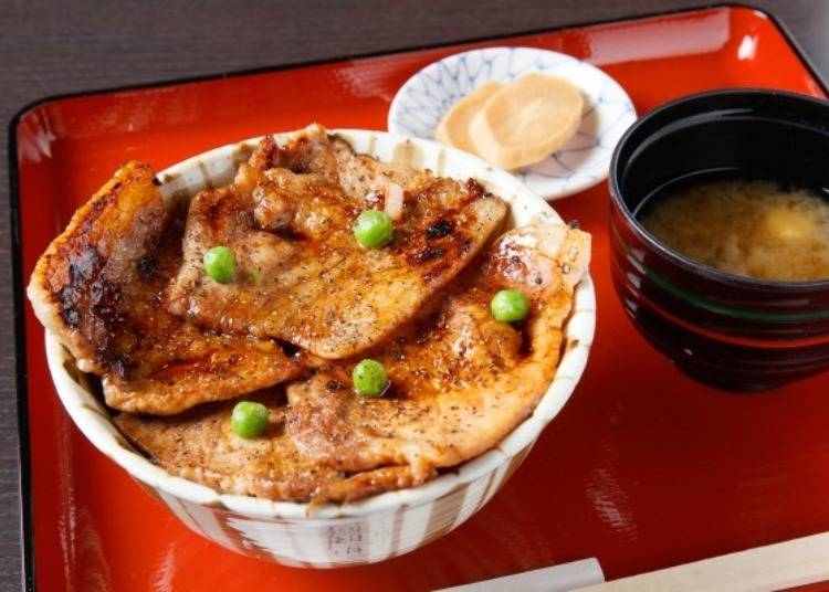 Here is the pork bowl with four pieces. A volume option with 6 pieces is available as well (1300 yen ・tax included)