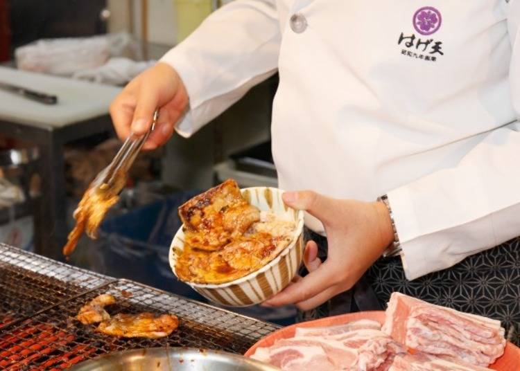 전통 소스를 입힌 돼지 로스고기를 숯불에 구워 그릇에 담는다.