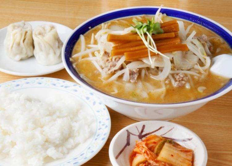 ▲ Here you can order a side of rice for 100 yen (tax included) which comes with kimchi. One popular item is their handmade shumai dumpling, which is 60 yen per piece (tax included).