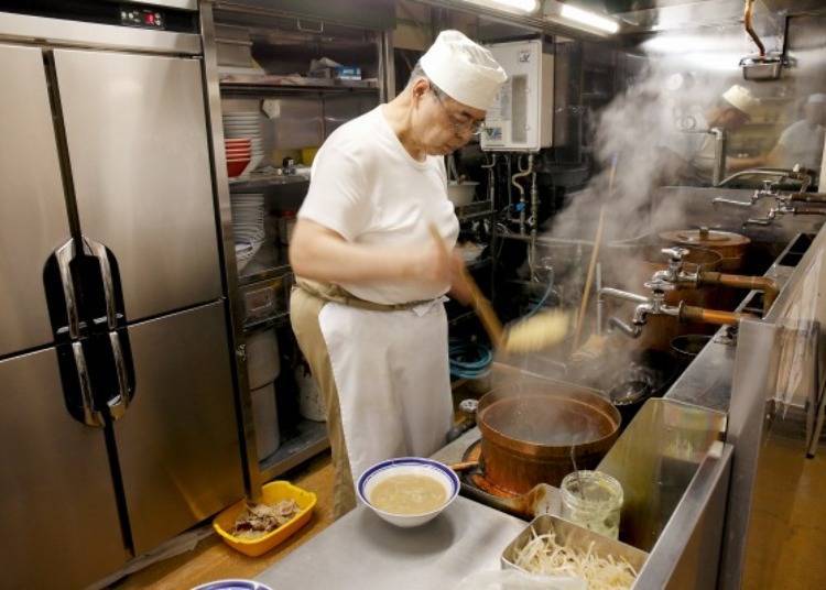 ▲Here the boiled noodles are cut so that they can move freely in this large pot of boiling water