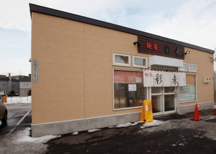 ▲There is a parking lot right next to the store where 10 or more cars can park, but it is usually full during business hours.店の隣には車が10台以上停められる駐車場がありますが、営業中は満車になることも