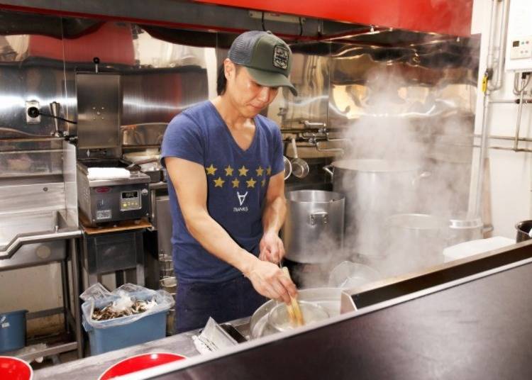 ▲Depicted here is the shop owner Jun Furukawa (Jun), who says, “Because it is a ramen shop rather than a soup shop, I would say that my focus in on making noodles.”