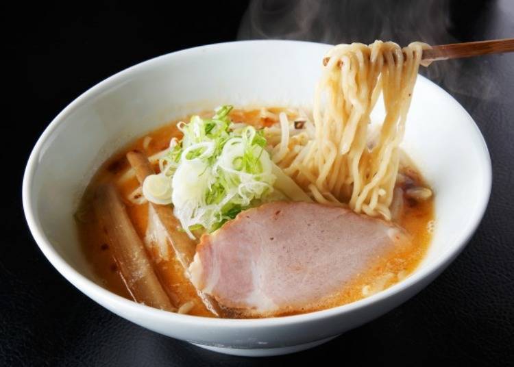 ▲The ingredients used for these homemade noodles are only wheat flour, salt, and water. With the classic wavy noodles used in Sapporo ramen
