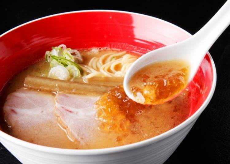 ▲ "Seafood tonkotsu soy sauce ramen" (850 yen, tax included); the gelatin gives it a great impact!