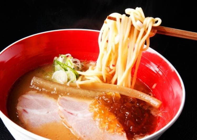 ▲This dish is prepared with this strong soup and straight noodles