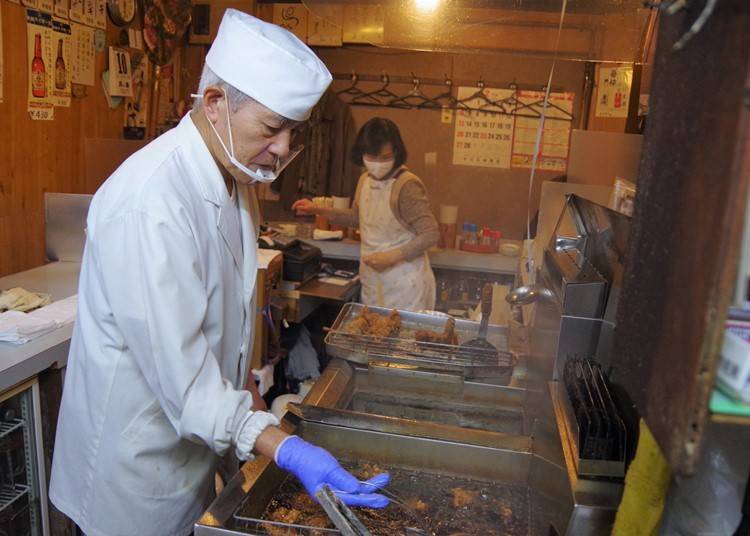 ▲ザンギ発祥の店として知られている、釧路市の繁華街にある鶏肉揚げ料理専門店「鳥松」の店主、高倉悟さんにお話を伺いました