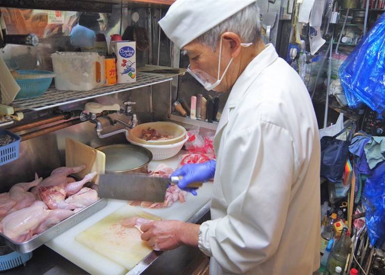 ▲鳥松では現在も当時の味を受け継ぎ、2代目店主が店に立って伝統のザンギを提供しています