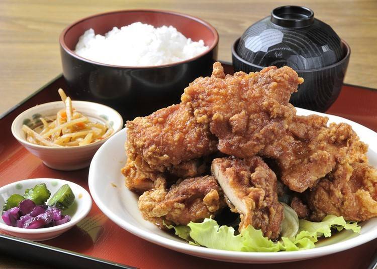 ▲잔타레 1인분에 350엔을 추가하면 정식으로 바꾸는 것도 가능하다. 정식은 밥과 된장국, 작은 접시에 담겨나오는 반찬과 야채절임 세트로 구성되어 있다.