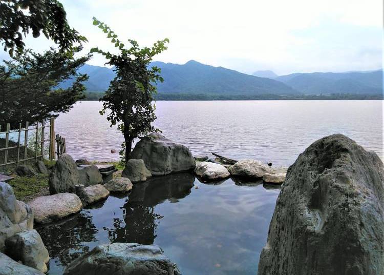 屈斜路湖畔にある無料の露天風呂(写真:筆者撮影)