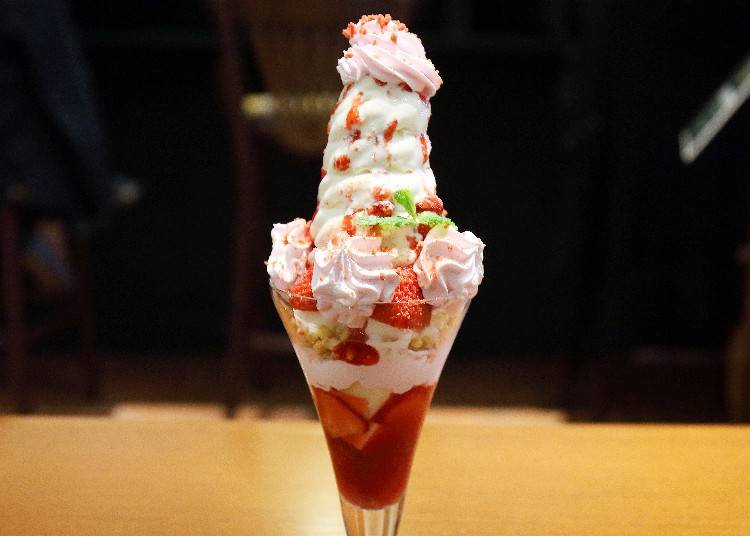 Strawberry Parfait (896 yen). The rich flavor and smooth texture of the Shiroi Koibito is amazing! *Design and ingredients will change from July 20th 2018