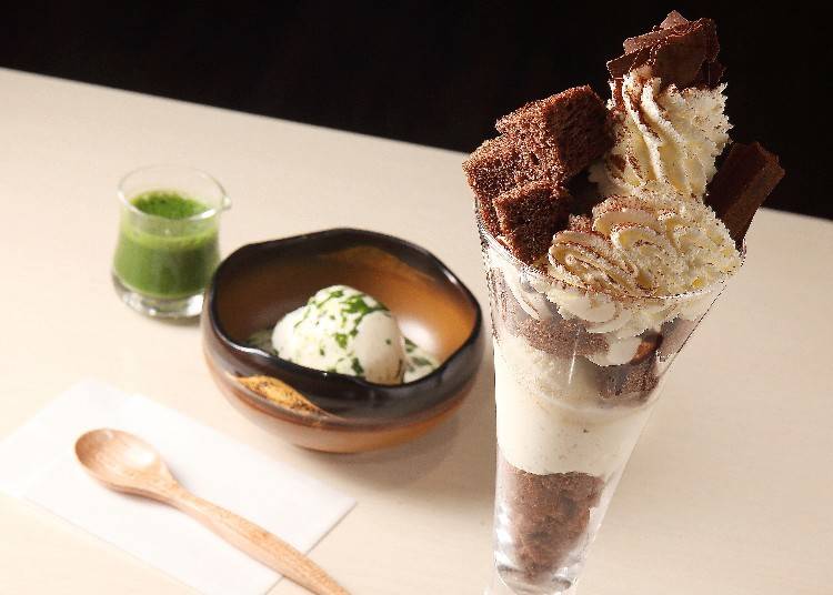 「生チョコティラミスパフェ」（1430円）。マスカルポーネと生クリームを合わせたティラミス風クリームで、チョコレートシフォンケーキをサンドしたパフェ