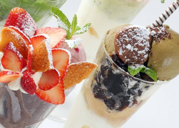 노이몬드 오가닉 카페의 ‘딸기 파르페’(1400엔)와 ‘커피 파르페’(1100엔)