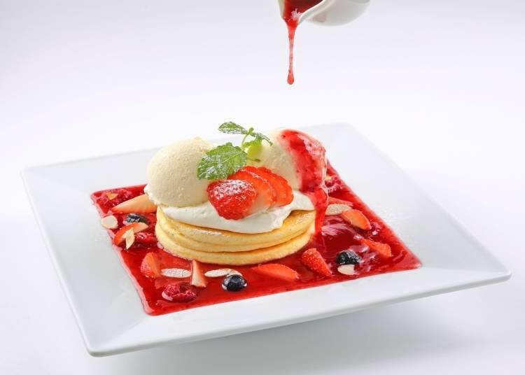 ‘레드 베리’(1250엔). 빨간 베리 소스는 딸기, 산딸기, 베리를 아낌없이 사용해 만들었다. 팬케이크를 프렌치 토스트로 변경하는 것도 가능하다.