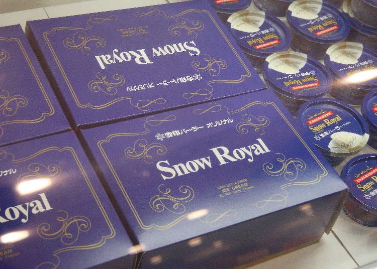 可以做为伴手礼的「Snow Royal 香草冰淇淋(スノーロイヤル バニラアイスクリーム)」（1杯355日元、1盒12杯装5124日元）
