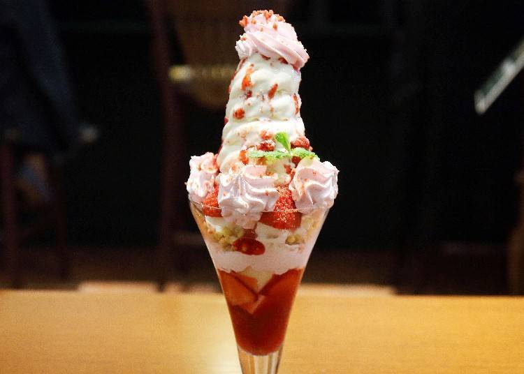 「草莓圣代(ストロベリーパフェ)」(896日元)。白色恋人冰淇淋的浓郁风味和柔滑口感让人停不下来！ ※2018年7月20日起改变内容和设计